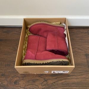 Classic Short UGG Size 9 Cranberry Red color Like New!